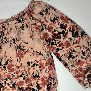 🦋 3/$20 BoHo floral peach & blk top